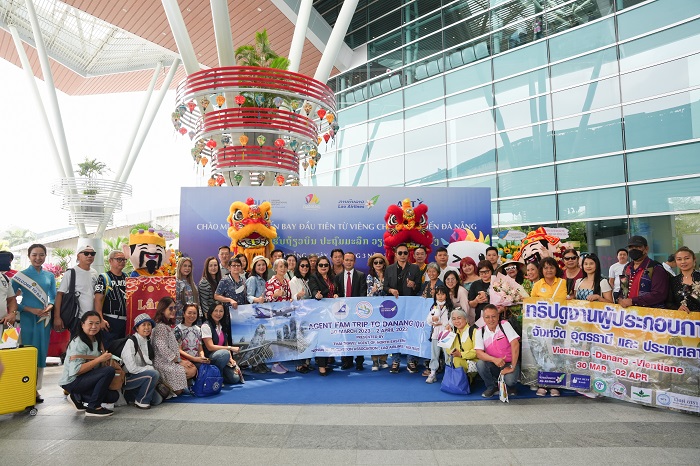 Chuyến bay đầu tiên QV317 từ Viêng Chăn (Lào) đã đưa gần 150 hành khách đến với thành phố Đà Nẵng. 